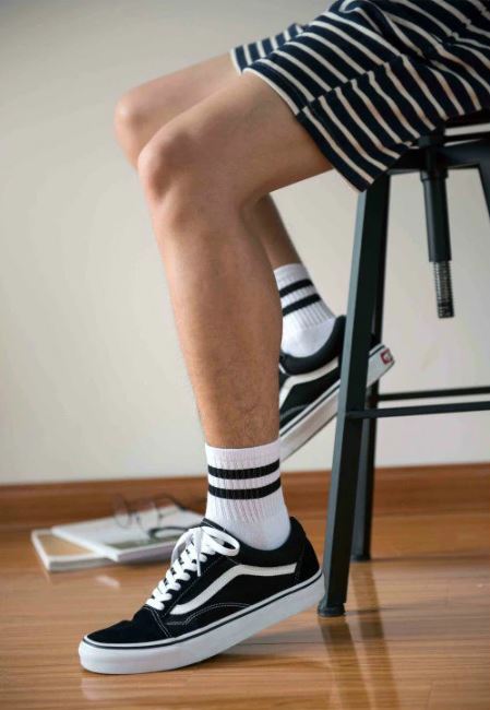 Siyah Çizgili Beyaz Renkli Desenli Kısa Spor Çorap - Özel Hediye Kutusundasiz Kargo fırsatıyla!
